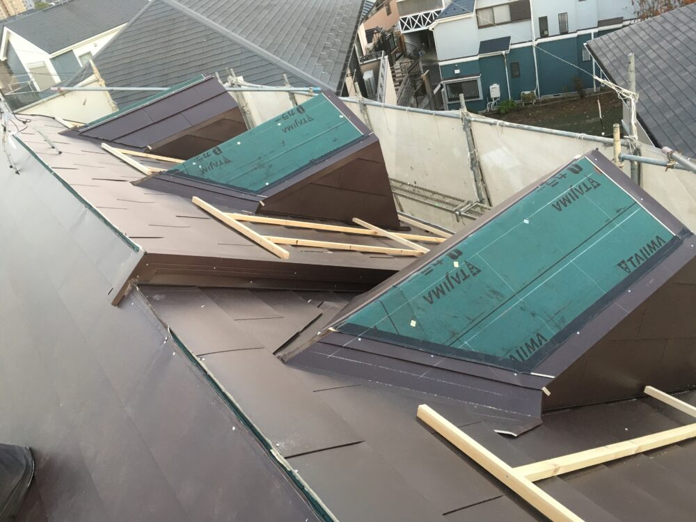 ドーマ周りの下葺きと板金の先行施工(雨仕舞いの要所)