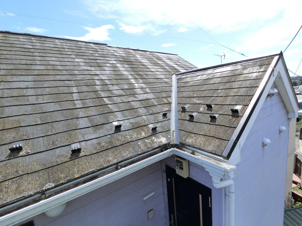 施工前の屋根全景(汚れ・苔・塗膜の劣化)