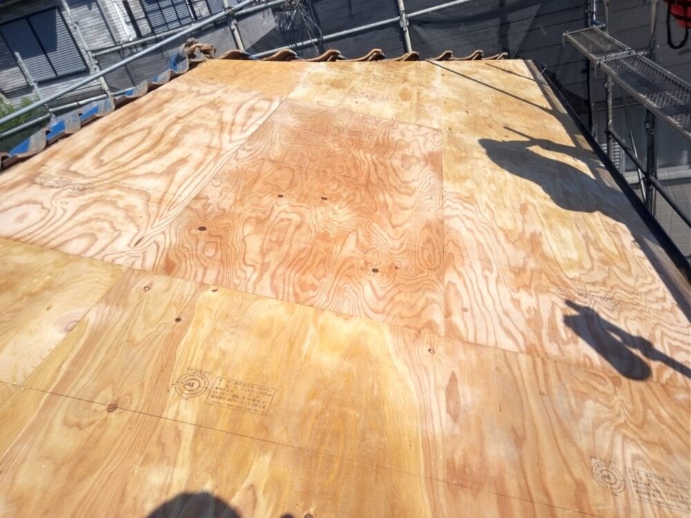 構造用合板（野地板）を新しく張った状態。