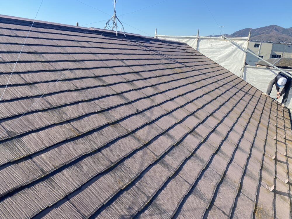 施工前の古いスレート屋根・職人が作業している様子