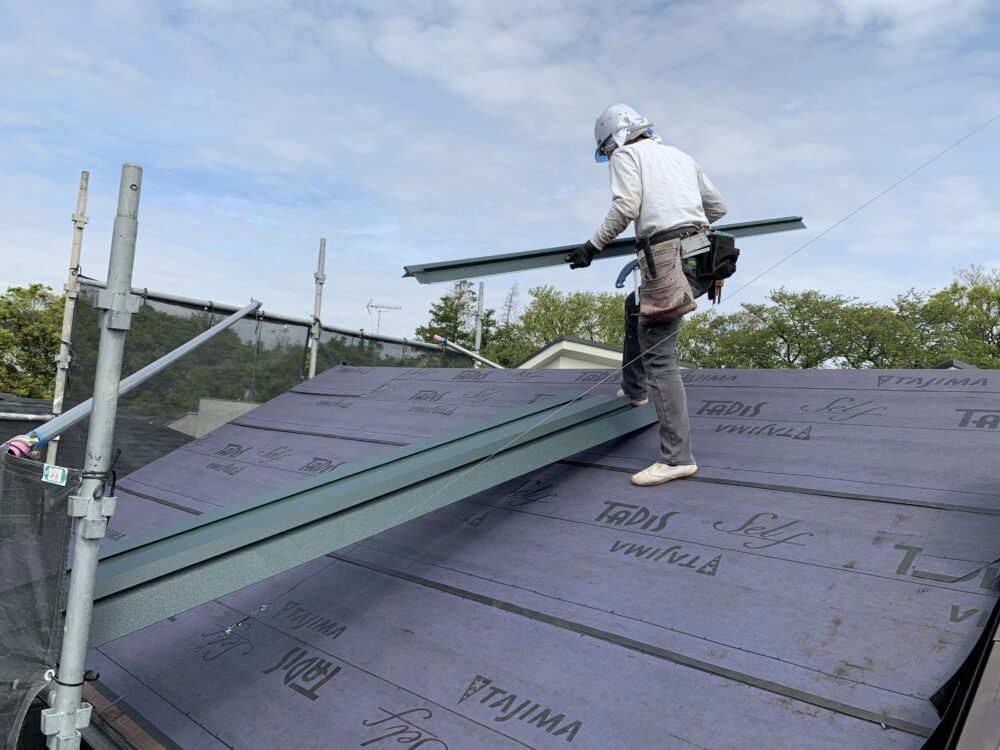 タジマ製の改質アスファルトルーフィングを施工し、スーパーガルテクトを搬入している様子