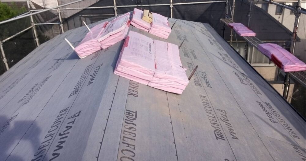 屋根のルーフィングを施工した様子