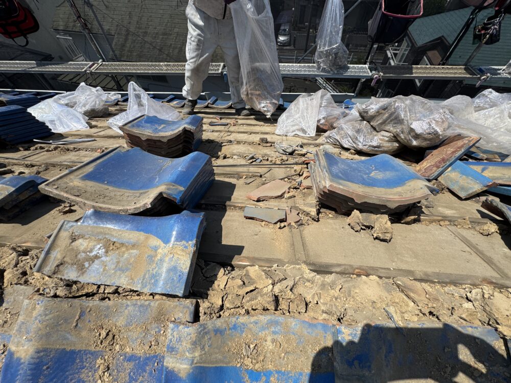 既存瓦の撤去中